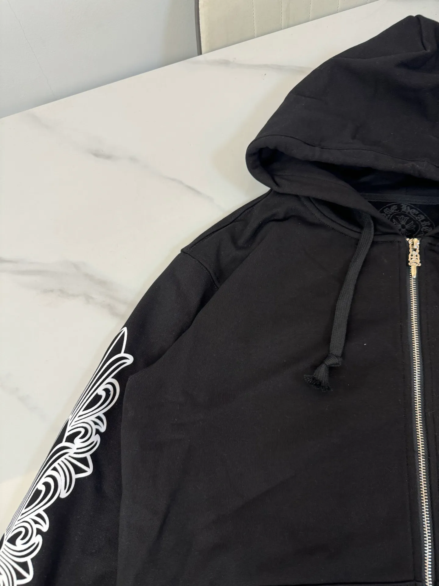P280 Style number: S107 ChromeHearts 25 early autumn floral arm horseshoe hooded sweatshirt Sanskrit letter rattan flower cross horseshoe hooded sweatshirt The fabric is made of 440g pure cotton terry with matching threads Imported printing Original custom-made Hardware Color: Black Size: S-XL